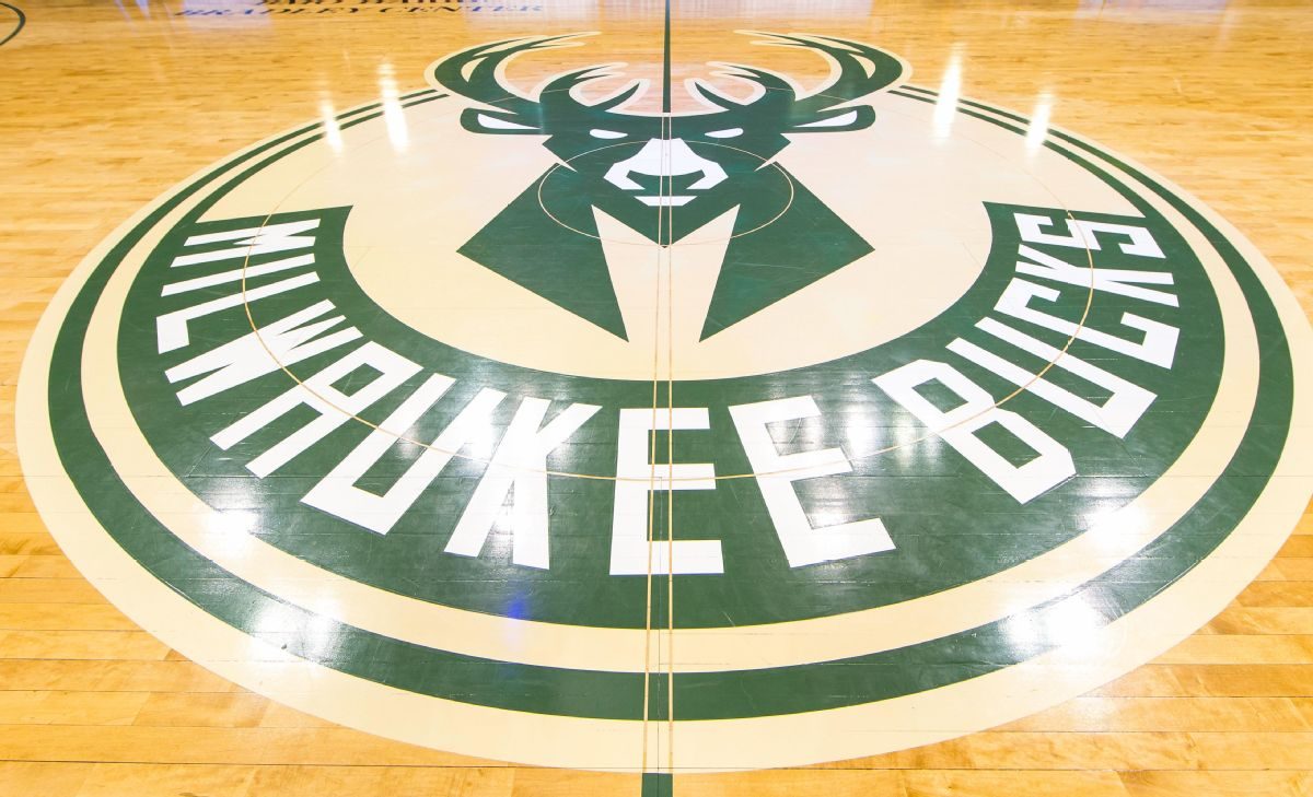 Bucks adjust home opener to avoid World Series time conflict
