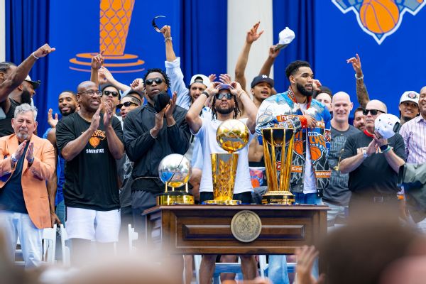 Knicks reverse course, hang banner for NBA Cup title