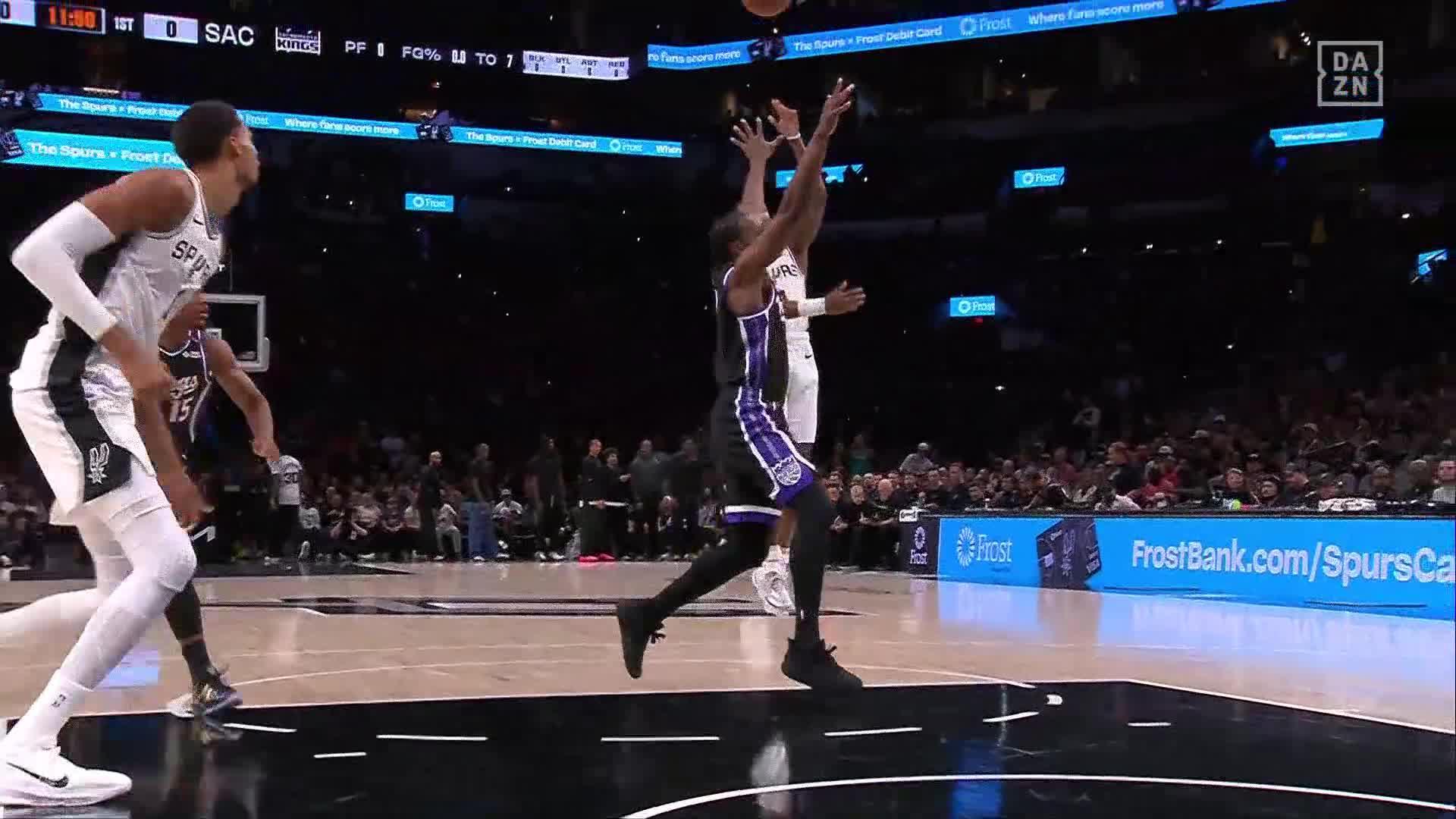Wembanyama éclaire Spurs face aux Kings : victoire 130-103