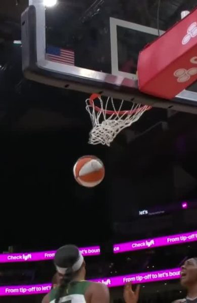 Jackie Young explose avec 22 points en un quart, Aces dominent Storm