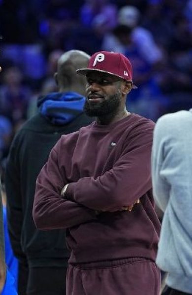 Mike Breen s&rsquo;excuse après le démenti de LeBron sur Embiid