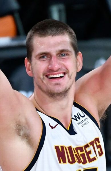 Nikola Jokic et son cheval remportent la course en Serbie 2026