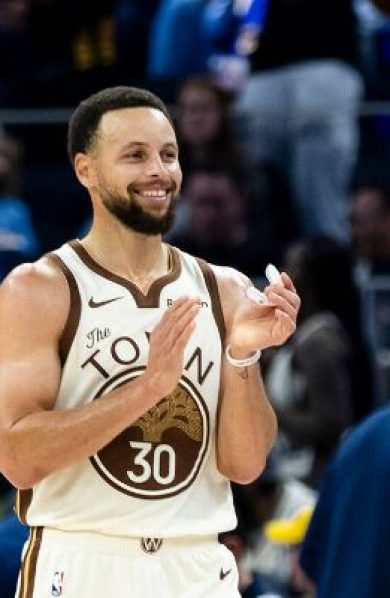 Stephen Curry prolonge 2 ans avec les Warriors pour 116M$